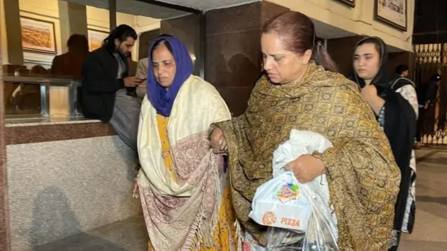 બલૂચિસ્તાન જફ્ફર જાફર એક્સપ્રેસ ટ્રેન અપહરણ હાઇજેક, બલૂચ લિબરેશન આર્મી, પ્રત્યદર્શીઓએ શું કહ્યું, પાકિસ્તાની સેનાનું ઓપરેશન, બીબીસી ગુજરાતી, બીબીસી ન્યૂઝ ગુજરાતી 