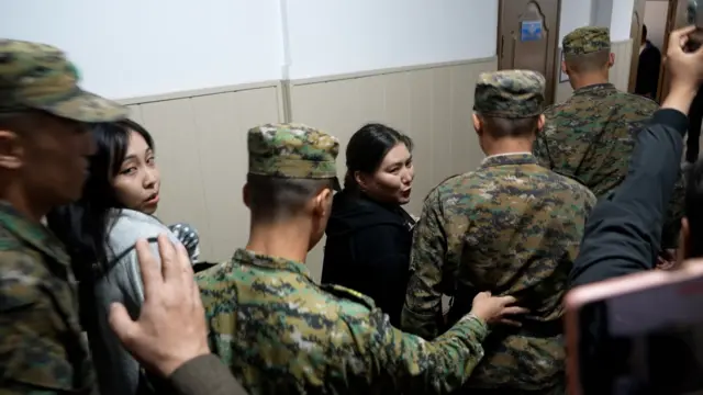 Сүрөттөгү Махабат Тажыбек кызы жана Айке Бейшекеева