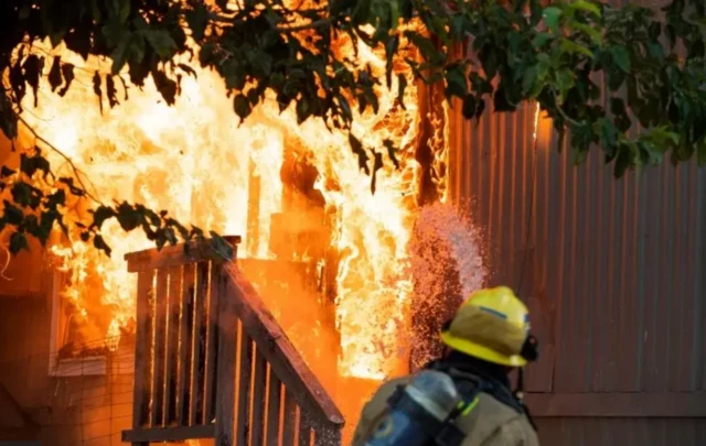 Bombeiro espalha águaaplicativo apostaimóvel incendiado