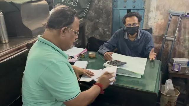 अपना सामान खरीदने के बाद रसीद बनवाना एक ग्राहक