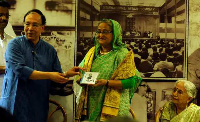 বাংলাদেশের প্রধানমন্ত্রী শেখ হাসিনার সঙ্গে বিধানসভা কমিটির উপদেষ্টা ও ইতিহাসবিদ সুগত বসু (বাঁয়ে)