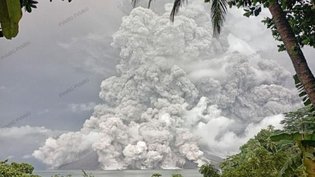 Pengamatan visual Gunung Ruang pada Selasa (30/04) pukul 08.35 WITA terlihat erupsi disertai awan panas ke arah laut.