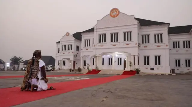 Onijala Ooni n kunlẹ ki Ooni