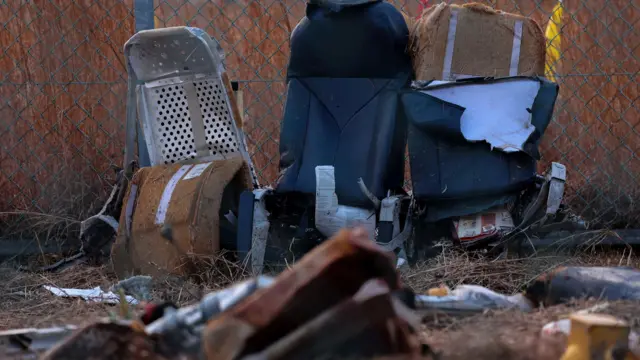 전남 무안국제공항에서 181명이 탑승한 여객기가 추락한 가운데, 활주로 인근에 사고 잔해가 흩어져 있다