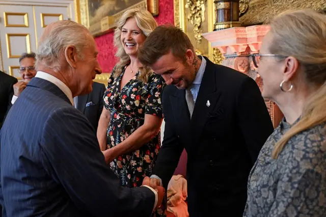Kral Charles, karşısında David Beckham başını eğiyor