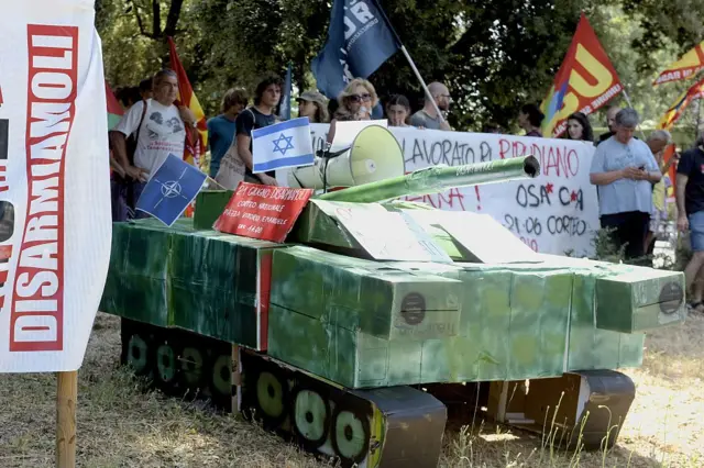 USB Sendikası'nın 20 Haziran'da başkent Roma'daki eylemine çok sayıda kişi katıldı. Eylemciler NATO, İsrail ve Avrupa bayraklı karton bir tank taşıyarak, İsrail'in silahlandırılmasını protesto etti