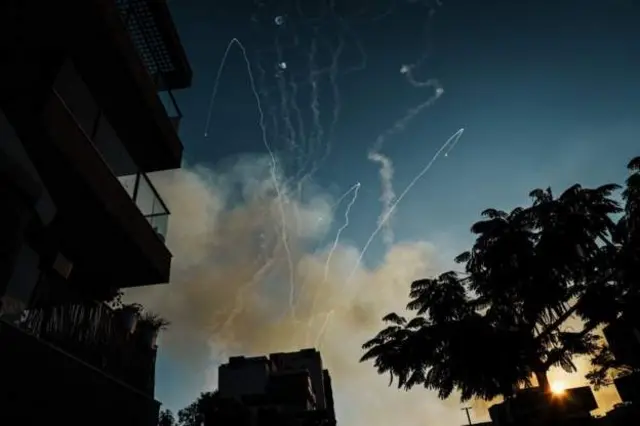 Ibisasu vya Hamas bisamburwa n'ubuhinga bwa Israel bwa Iron Dome bwo gukingira ikirere, muri Ashkelon, Israel