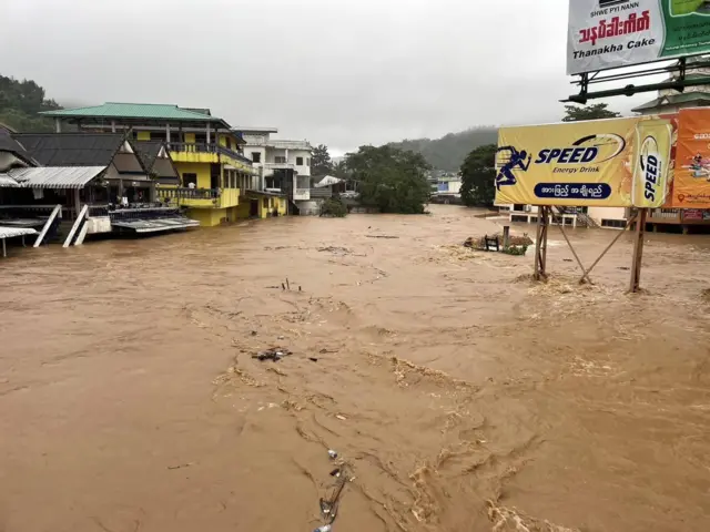 น้ำในแม่น้ำสายที่มีต้นน้ำอยู่ในเมียนมา เอ่อล้นตลิ่งเข้าท่วมย่านการค้าชายแดนตลาดสายลมจอยน้ำท่วมสูงกว่า 1 เมตร เมื่อวันที่ 10 ก.ย.