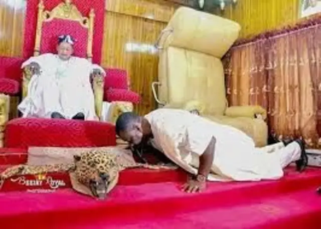 Aworan Wasiu Ayinde to n dọbalẹ fun Alaafin Oyo to waja, Oba Lamidi Adeyemi 
