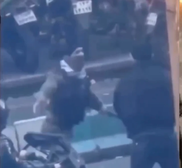 لحظه کتک زدن فردی که وسط خیابان به نشانه اعتراض نشسته بود 