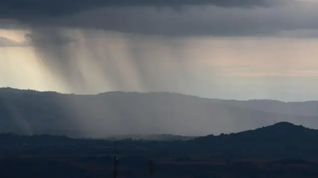 Ilustrasi hujan di perbukitan.