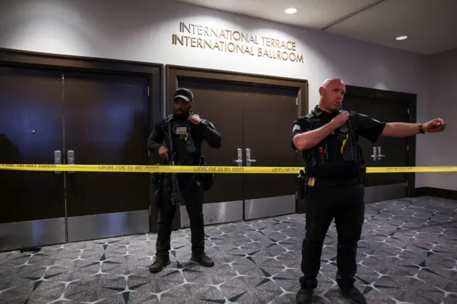 Dos agentes parados a la entrada del salón donde se celebraba la cena de los corresponsales.