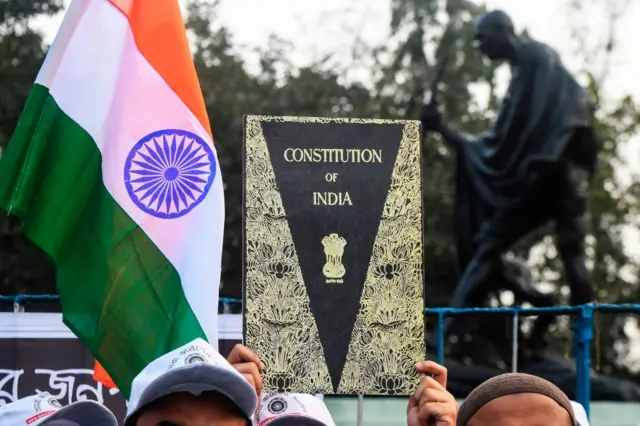 सबरीमाला केस में चली सुनवाई अनुच्छेद-25 और 26 से जुड़ी बहस पर आधारित है, जो व्यक्तिगत धार्मिक स्वतंत्रता व सामुदायिक धार्मिक स्वतंत्रता का सशर्त अधिकार देती है. (प्रतीकात्मक फोटो)