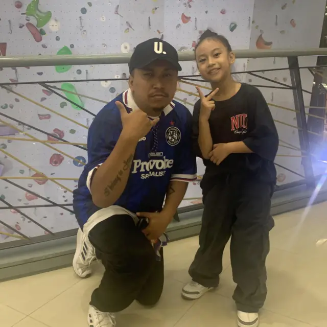 Miyu bersama pelatih freestylenya, Semmy Blank (kiri), setelah mengikuti kelas hip-hop yang diajarkan oleh Semmy