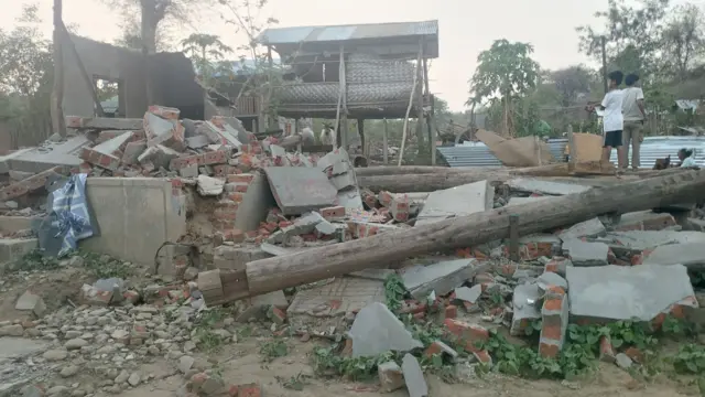 ရေနစ်သေဆုံးသူတွေရဲ့ ဇာတိဖြစ်တဲ့ မြောက်မြိုက်ရွာဟာ ငလျင်ဒဏ်ထိခဲ့တဲ့ ရွာလည်း ဖြစ်ပါတယ်။