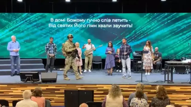 Российский военный с автоматом на сцене среди прихожан Игоря Иващука в Мелитополе