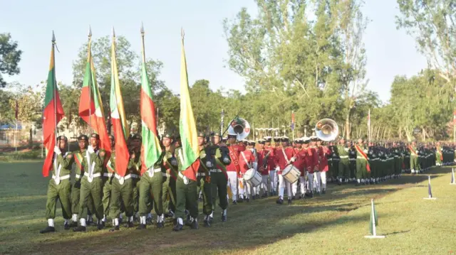 နေပြည်တော်မှာလုပ်တဲ့ စစ်မှုထမ်းအပတ်စဥ် (၄) သင်တန်းဆင်းပွဲမြင်ကွင်း