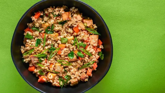 Salade de riz brun avec carottes, échalotes et tofu cuit au four 