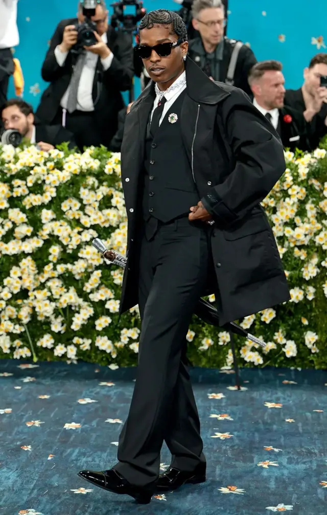 A$AP Rocky umwe mu bakuriye iki gikorwa, ni we wikoreye imyenda ya mbaranye n'inkweto za Christian Louboutin