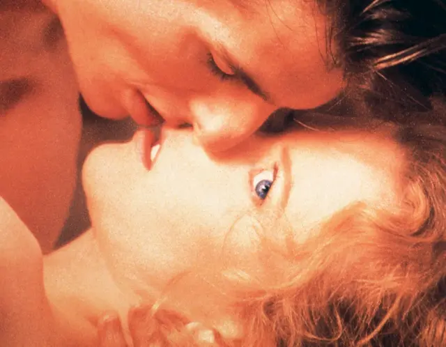 Обличчя Тома Круза та Ніколь Кідман, які цілуються