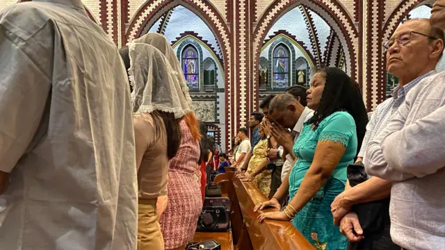 ရန်ကုန်မြို့၊ ဗိုလ်အောင်ကျော်လမ်းမှာရှိတဲ့ စိန့်မေရီဘုရားကျောင်းမှာ ခရစ်ယာန်ဘာသာဝင်တွေ ခရစ္စမတ်အကြိုညဝတ်ပြုဆုတောင်းခဲ့ကြတဲ့မြင်ကွင်းတွေပဲဖြစ်ပါတယ်။