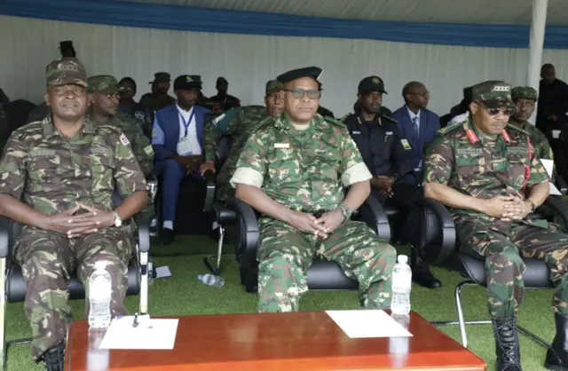 Abagaba b'ingabo Gen Mwangi wa Kenya, Gen Habimana w'u Burundi, na Gen Mkunda wa Tanzania