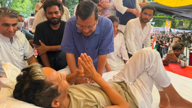 సోనమ్ వాంగ్ చుక్, కాక్రోచ్ జనతా పార్టీ, అరవింద్ కేజ్రీవాల్, ఆందోళనలు
