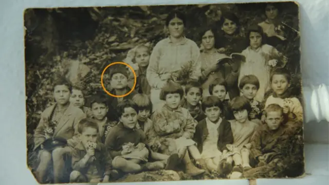 Stamatis, oo ku jira 1920-meeyadii , wuxuu ku dhashay jasiiradda mar dambena ku laabtay