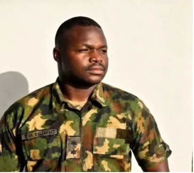 Isaac Felix wọ aṣọ ogun, o n wo ẹgbẹ