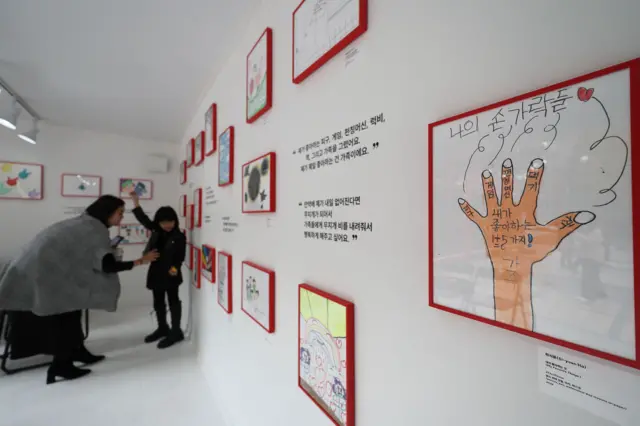 2024년 11월 19일 서울 중구 청계광장에서 시민들이 '부모에 의한 자녀 죽음 안된다'는 주제로 국제아동권리 비정부기구 세이브더칠드런이 개최한 전시를 둘러보고 있다