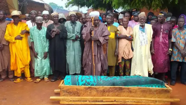 Dem dey do funeral prayer for di last person wey die afta im chop di food