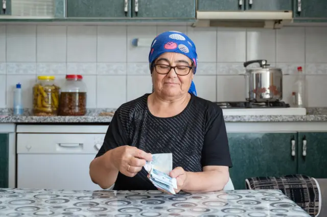 Para sayan bir kadın