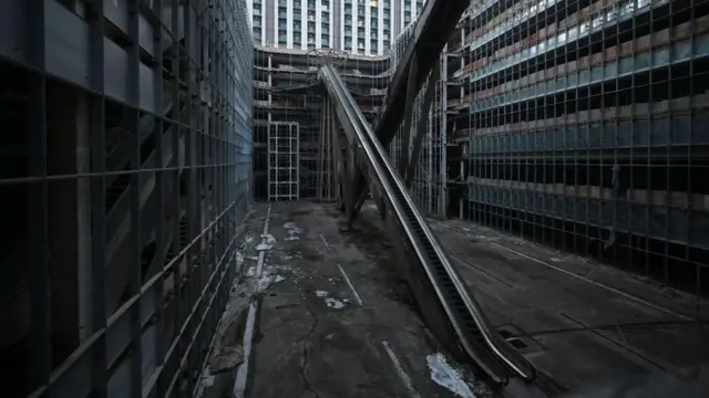 Banyak bangunan Evergrande, seperti pusat perbelanjaan di Beijing ini, yang belum selesai dibangun.