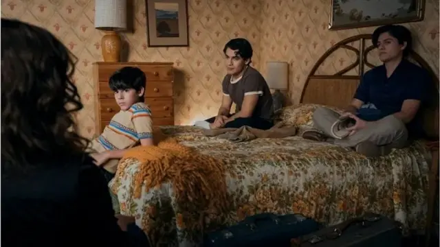 Griselda con sus tres hijos en la serie