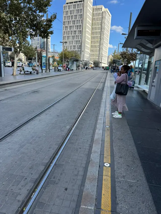 జనసంచారం లేక ఖాళీగా ఉన్న టెల్ అవీవ్ వీధులు(బుధవారం నాటి చిత్రం)