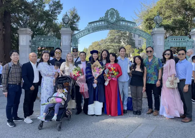 Tiến sĩ Hương Vũ chụp ảnh kỉ niệm với gia đình và bạn tại Đại học U.C. Berkeley (Ảnh: Bùi Văn Phú) Tiến sĩ Hương Vũ chụp ảnh kỉ niệm với gia đình và bạn tại Đại học U.C. Berkeley (Ảnh: Bùi Văn Phú)