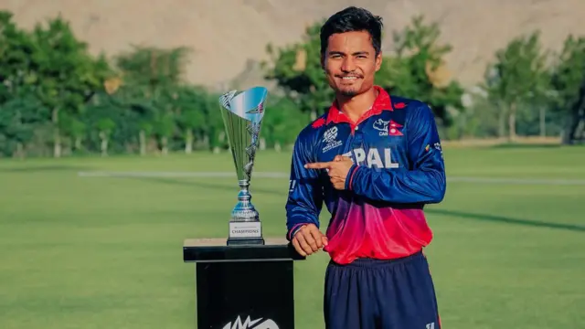 विश्वकप क्रिकेट क्षेत्रीय छनोटको ट्रफीका साथ नेपाली टोलीका कप्तान रोहित पौडेल