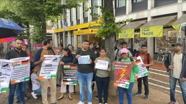 ကလေးကို အိန္ဒိယကို ပြန်ပို့ပေးဖို့ အိန္ဒိယ မြို့ကြီးတချို့နဲ့ ဂျာမနီက ဖရန့်ဖတ်ခ်နဲ့ ဒမ်းစတတ်ဒ် တို့မှာ ဆန္ဒပြကြ 