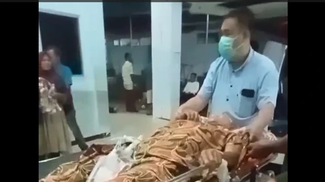 Seorang pasien luka tembak, petani Pino Raya, sedang berada atas ranjang rumah sakit.