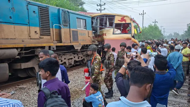 উদ্ধার অভিযানে অংশ নেন সেনা সদস্যরাও 