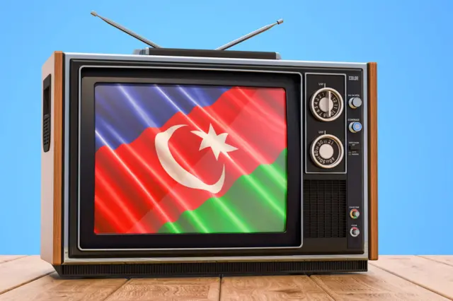 یک تلویزیون قدیمی که پرچم جمهوری آذربایجان در آن است