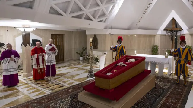 Vatikan'da ölümün doğrulanması ayininde Kardinal Pietro Parolin, Papa Francesco'nun cenazesinin yanında tören kıyafetiyle duruyor. Arkada İsviçvre muhafızı olarak bilinen asker nöbet tutuyor