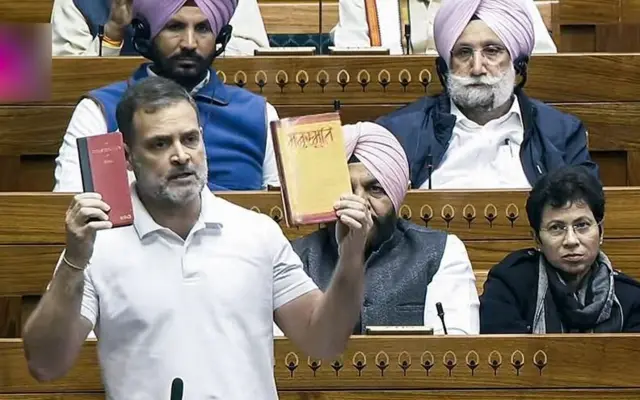 વડા પ્રધાન નરેન્દ્ર મોદી, રાહુલ ગાંધી, પ્રિયંકા ગાંધી વાડ્રાસ ભારતનું બંધારણ ચર્ચા, કૉંગ્રેસ, ભાજપ, બાબાસાહેબ આંબેડકર, 