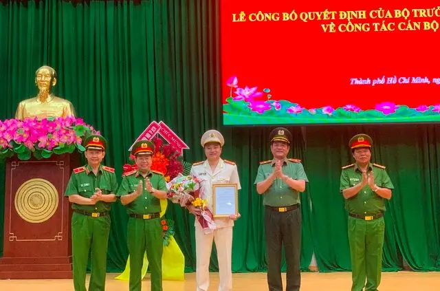 Ông Mai Hoàng được trao quyết định giữ chức Phó Giám đốc Công an TP HCM Ông Mai Hoàng được trao quyết định giữ chức Phó Giám đốc Công an TP HCM