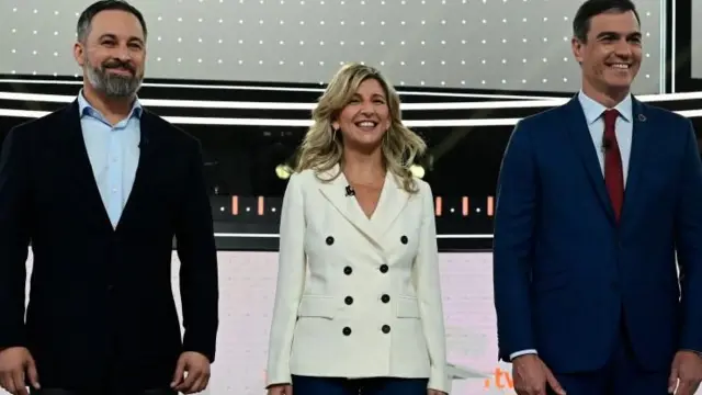 Da esquerda à direita: Santiago Abascal, do Vox, Yolanda Díaz, do Sumar, ao lado de Pedro Sánchez;