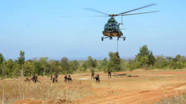 စစ်တပ်ရဲ့ မြေပြင်ဝေဟင်လေ့ကျင့်ရေးတခု ( ပုံဟောင်း) 