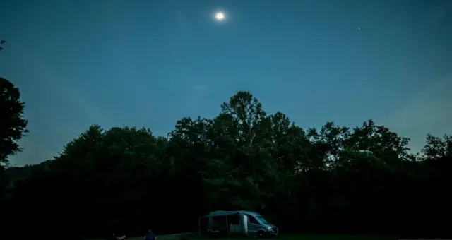 تضمين المناظر الطبيعية أو الأشخاص أثناء لحظة الكسوف الكلي