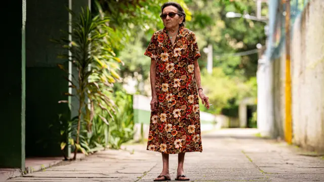 Tânia Maria em cena do filme O Agente Secreto