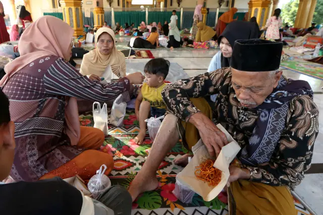 Warga korban bencana banjir luapan Sungai Tingkeum berada di posko pengungsian Aceh Masjid Jamie Al-Itiqamah, Ulee Tutue, Bireuen, Aceh, Senin (1/12/2025). Sejumlah pengungsi korban bencana banjir terutama lansia dan balita di Kabupaten Bireuen mulai mengalami gangguan kesehatan deman serta infeksi saluran pernapasan (ispa). 