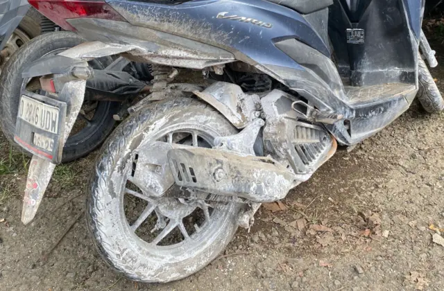 Salah satu sepeda motor yang mogok setelah melintasi genangan soda api yang bocor dari sebuah truk tangki di Bandung Barat pada Selasa (24/12).